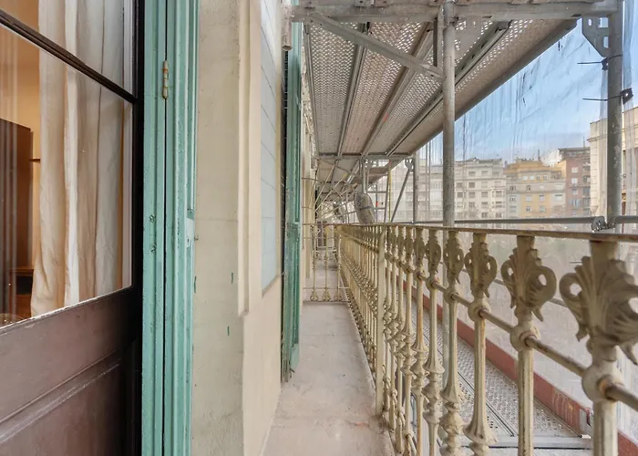Recently Renovated 2 Bedroom Apartment In Eixample