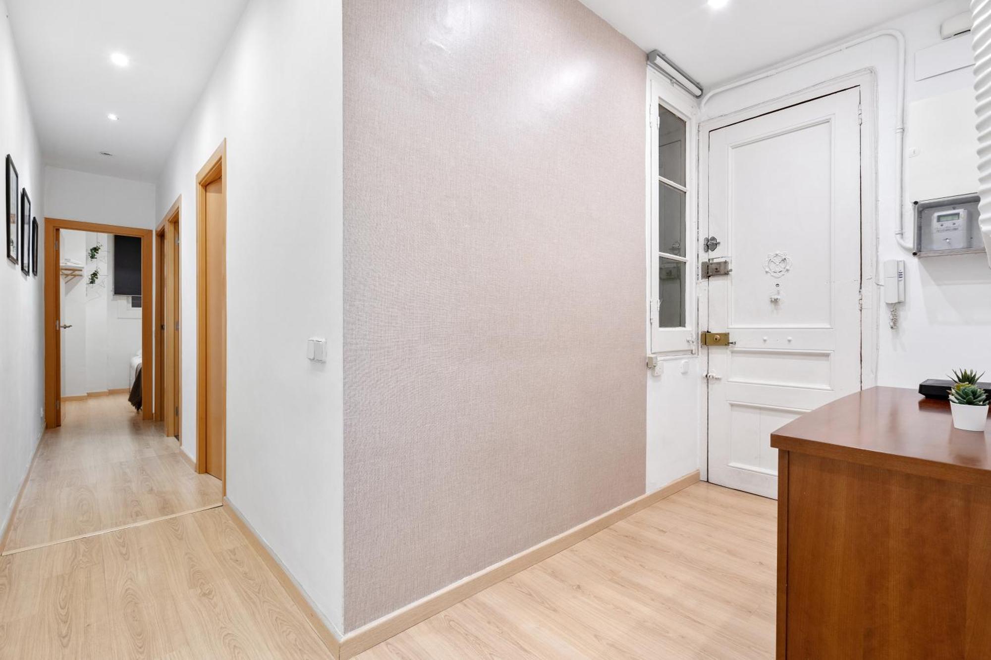 Recently Renovated 2 Bedroom In Eixample Apartament Barcelona