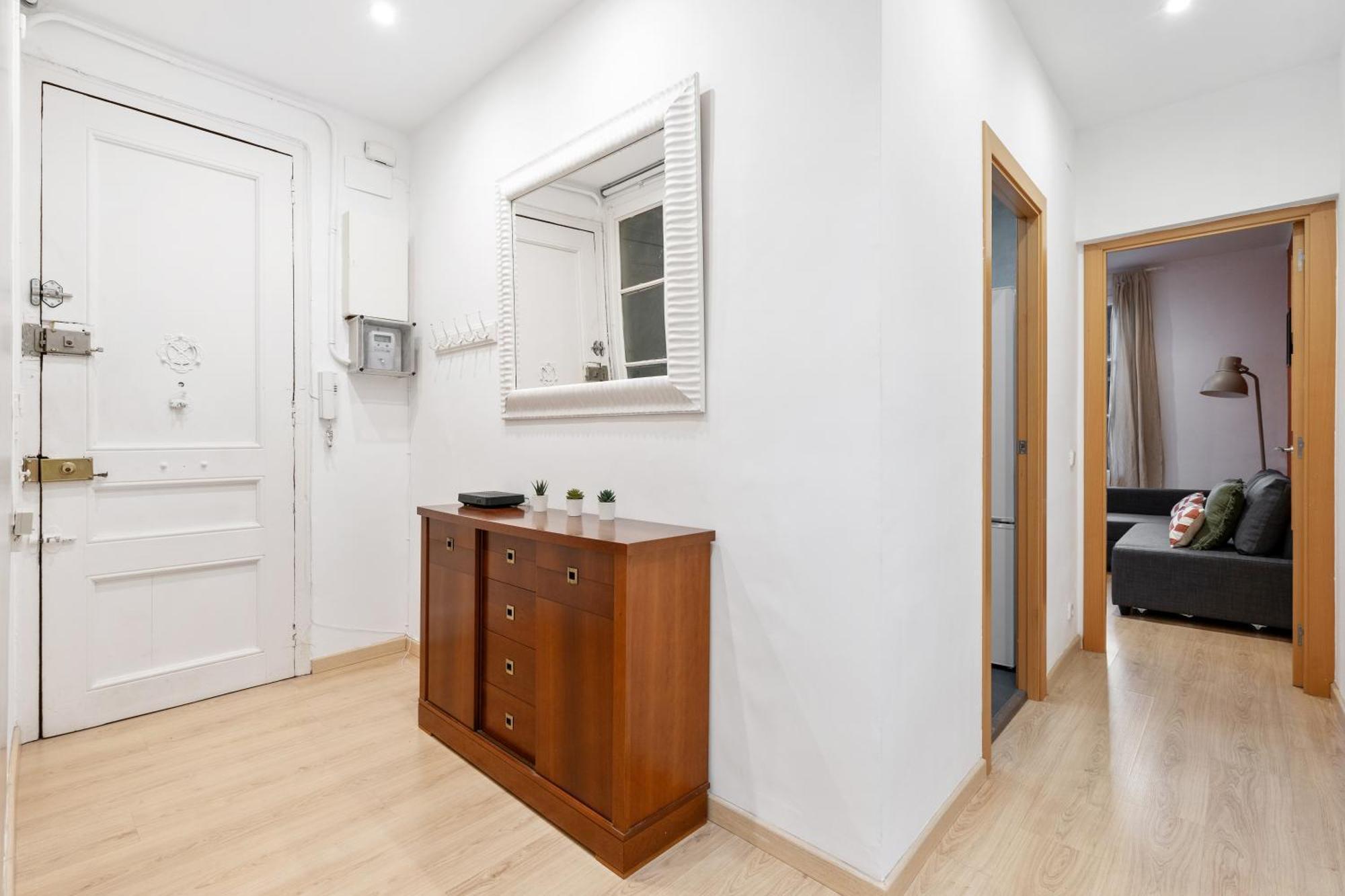 Apartment Recently Renovated 2 Bedroom In Eixample Barcelona